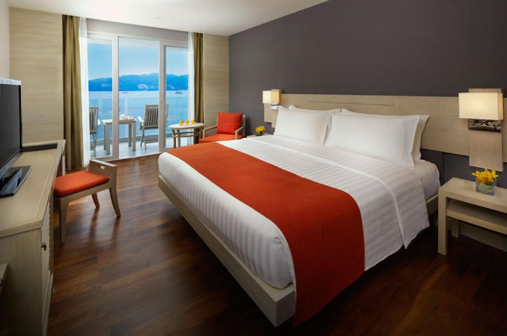 Hotel Amari Phuket Patong Esterno foto Deluxe Ocean View