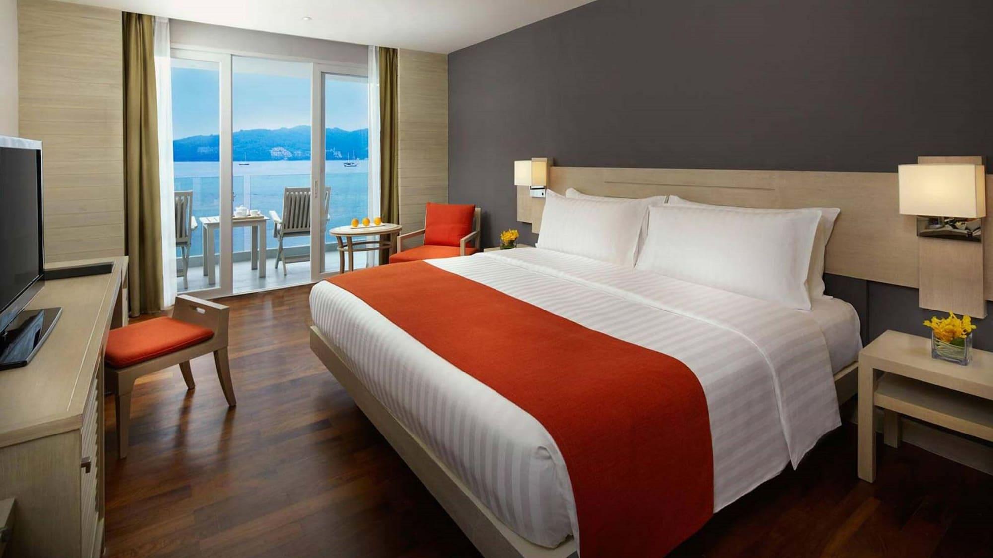 Hotel Amari Phuket Patong Esterno foto A room at the hotel