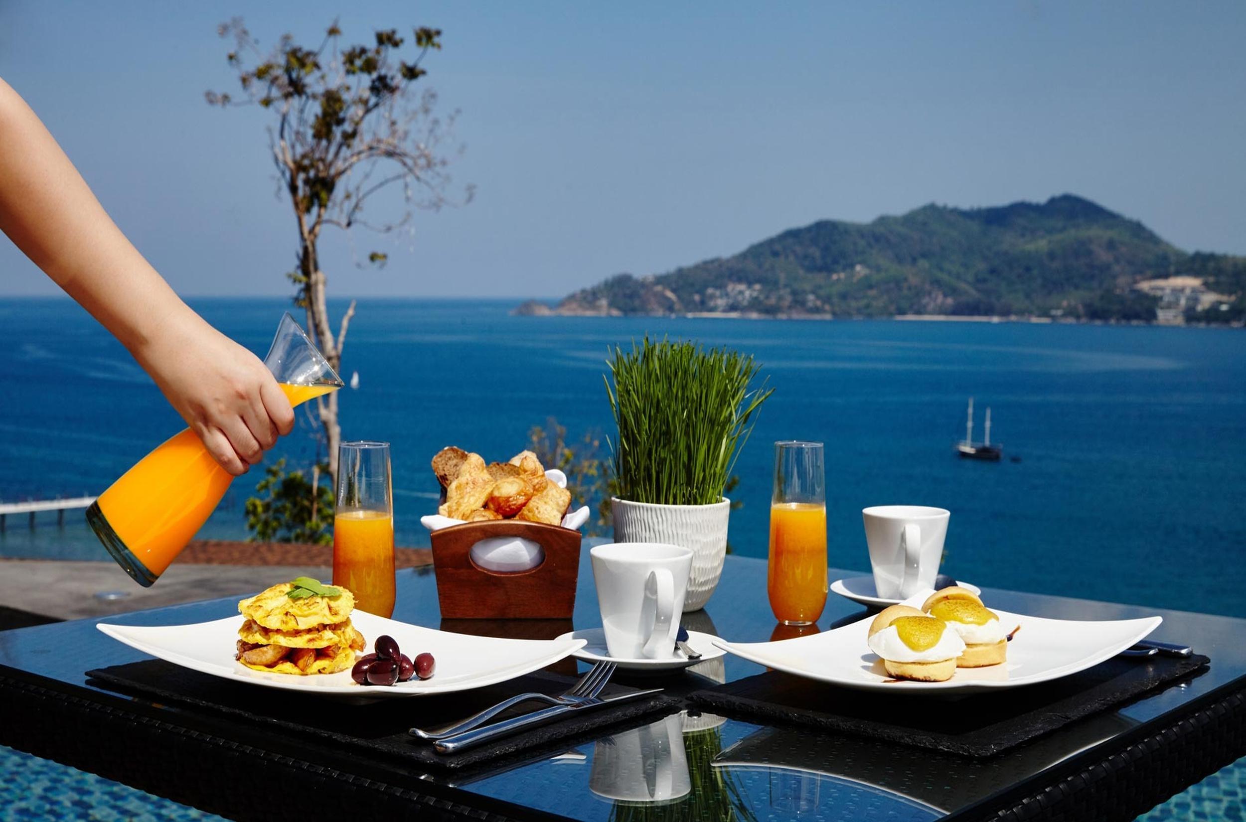 Hotel Amari Phuket Patong Esterno foto Breakfast at a resort