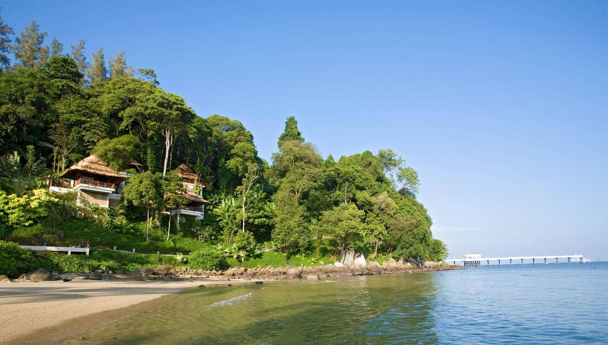 Hotel Amari Phuket Patong Esterno foto The beach at the resort