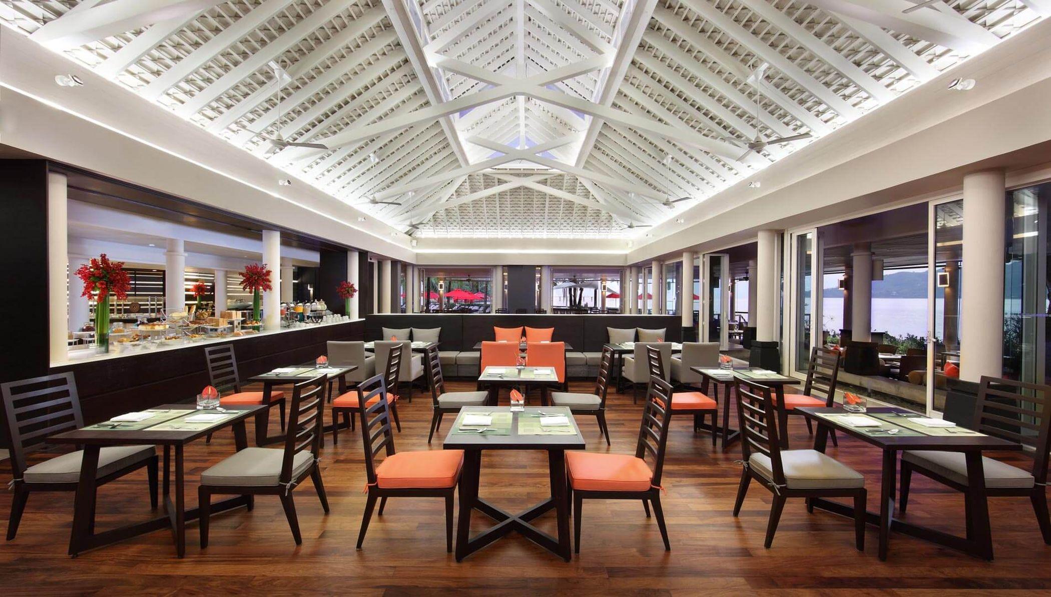 Hotel Amari Phuket Patong Esterno foto The interior of the restaurant
