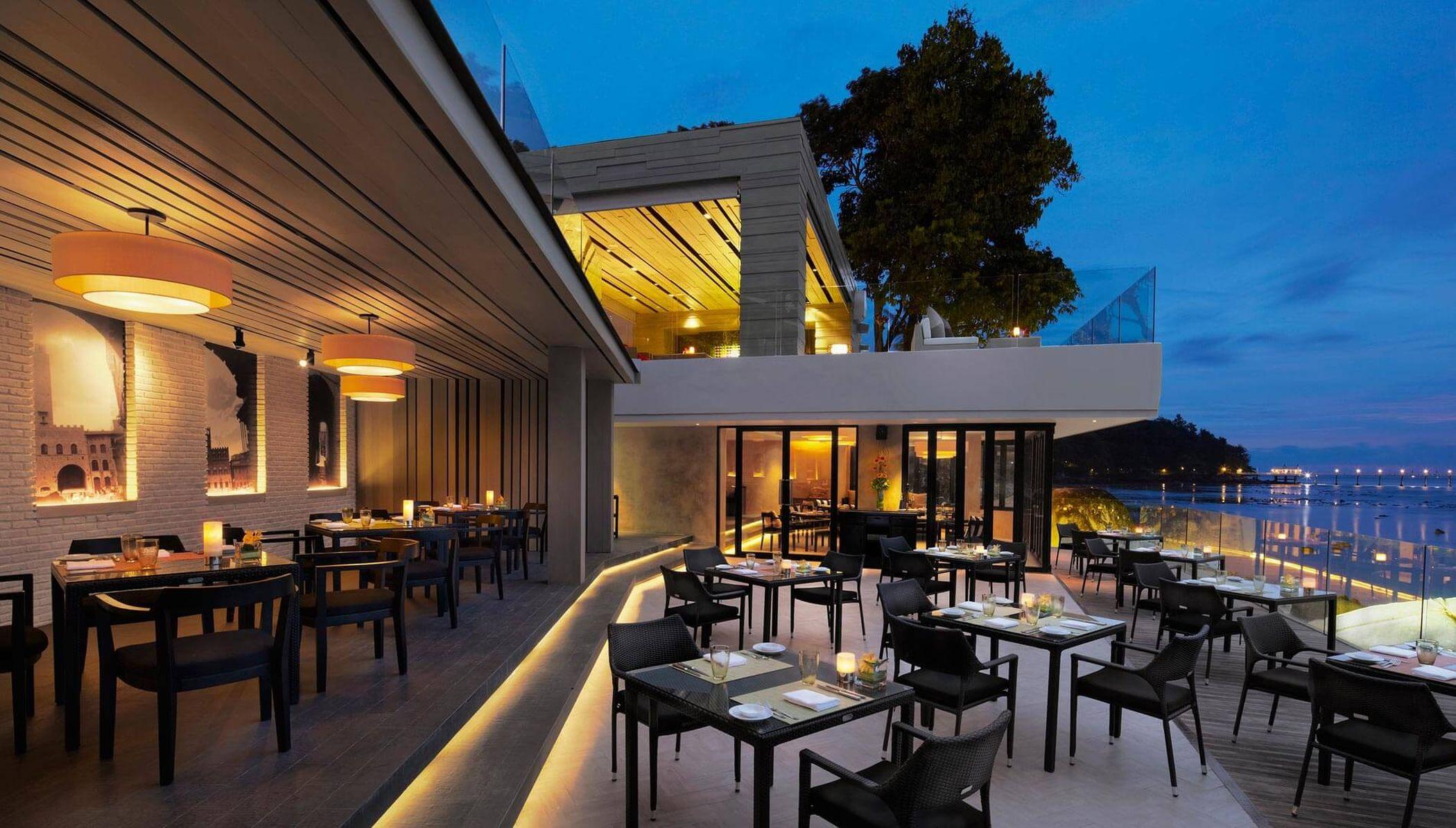 Hotel Amari Phuket Patong Esterno foto The Deck
