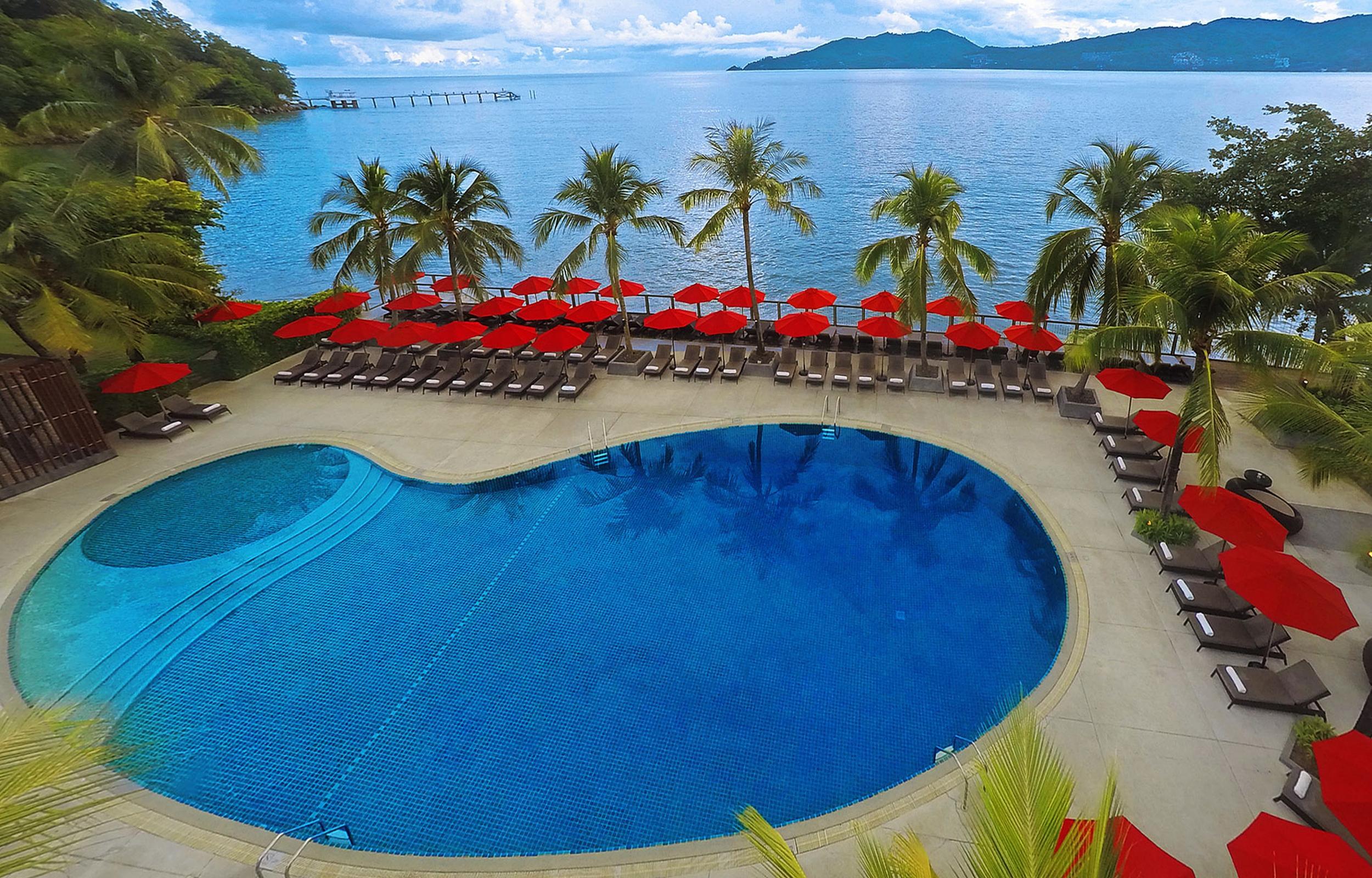 Hotel Amari Phuket Patong Esterno foto The swimming pool at the hotel