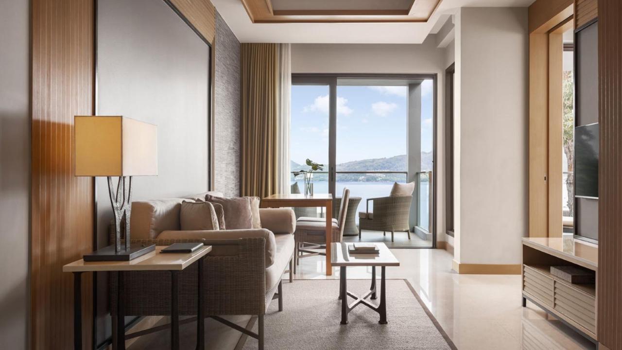 Hotel Amari Phuket Patong Esterno foto A suite at the hotel
