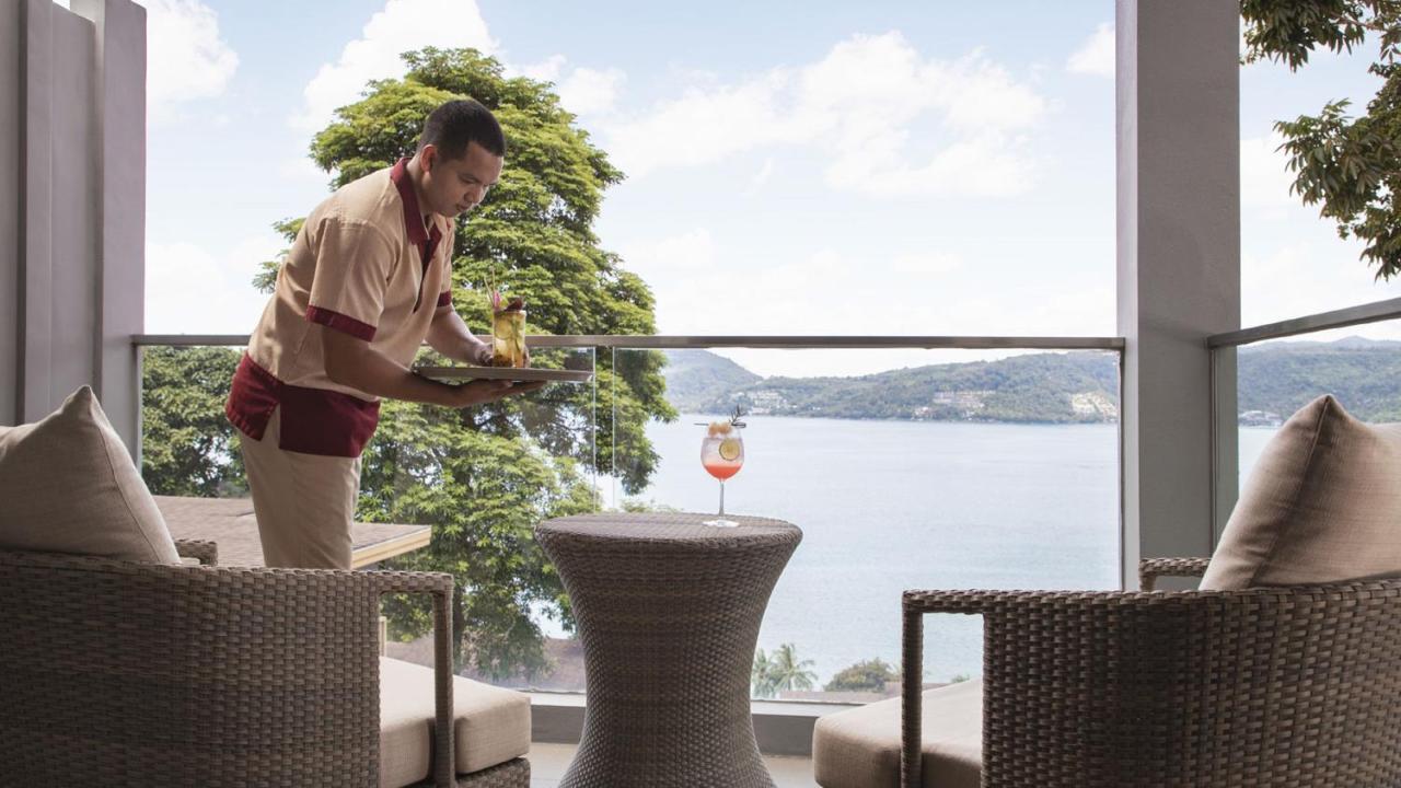 Hotel Amari Phuket Patong Esterno foto A butler at work