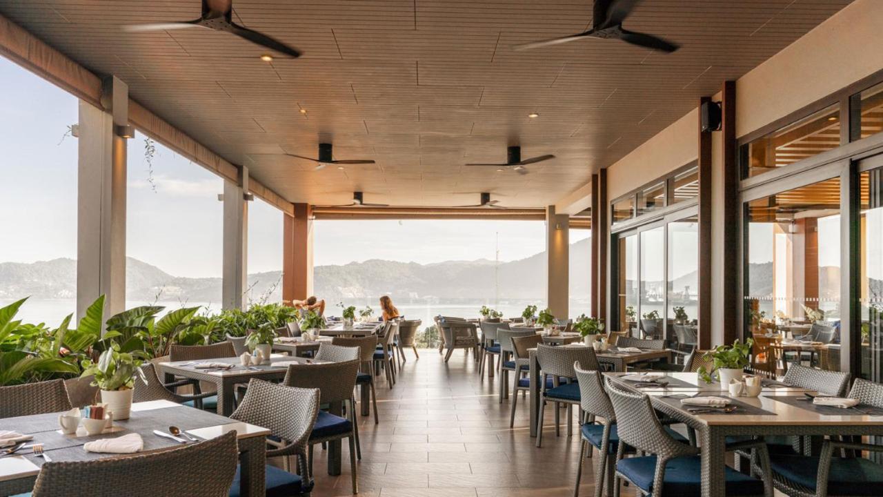 Hotel Amari Phuket Patong Esterno foto The Deck